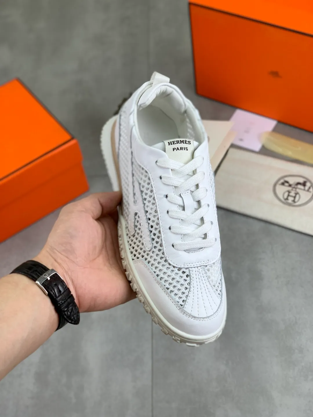 Men's men's shoes 💰P600 New model Top version Original order Hermes Hermès men's Drift Sneaker Summer new casual sports shoes Original purchase, development, production H family men's classic series, technological breathable fabrics with cowhide, casual sports shoes, casual shoes, sports dad shoes combine high-tech breathable materials and cowhide, H family exclusive button decoration on the side. The outsole is full of H italic design and bright colors to show vitality and continue the brand design inspiration. Stroll around the city lightly and feel free and comfortable. Delivered in exquisite packaging 🛍📦 ▪️Fabric: original customized breathable material + first-layer cowhide ▪️Inner: cowhide feet ▪️Outsole: molded and evacuated PU+TPU material ▪️Size: 35-45 Multiple colors available Premium packaging